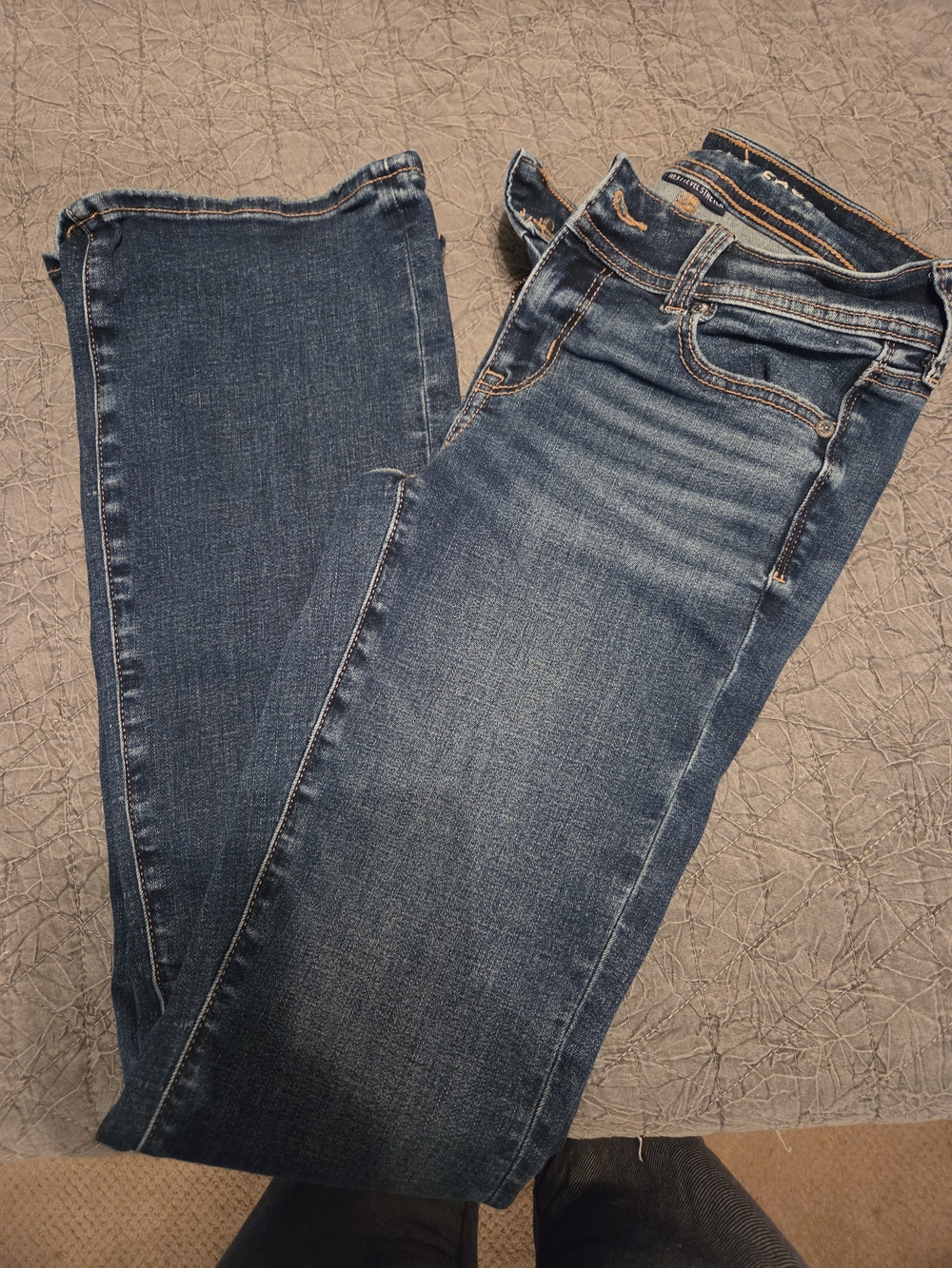 American Eagle Outfitters Women's Boot Cut Jeans in Dark Blue Wash
